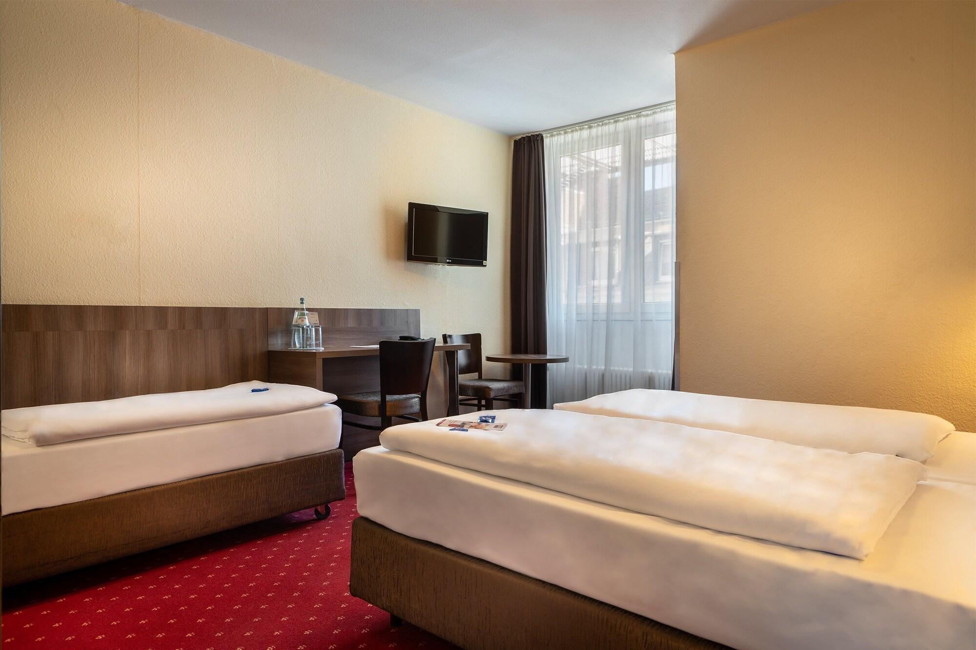 โนวุม โฮเต็ล ลีโอเน็ท คอล์น อัลท์สตัดท์ Hotel โคโลญ ภายนอก รูปภาพ