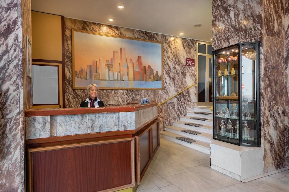 โนวุม โฮเต็ล ลีโอเน็ท คอล์น อัลท์สตัดท์ Hotel โคโลญ ภายนอก รูปภาพ