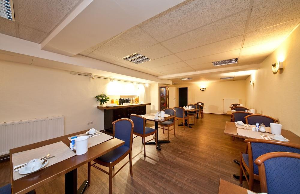 โนวุม โฮเต็ล ลีโอเน็ท คอล์น อัลท์สตัดท์ Hotel โคโลญ ภายนอก รูปภาพ